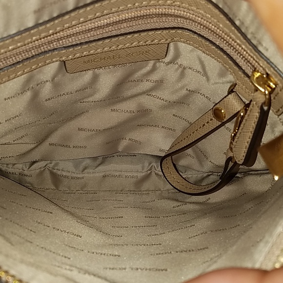 Michael Kors.. ITS CLEAN NO ODOR INSIDE - Picture 6 of 8